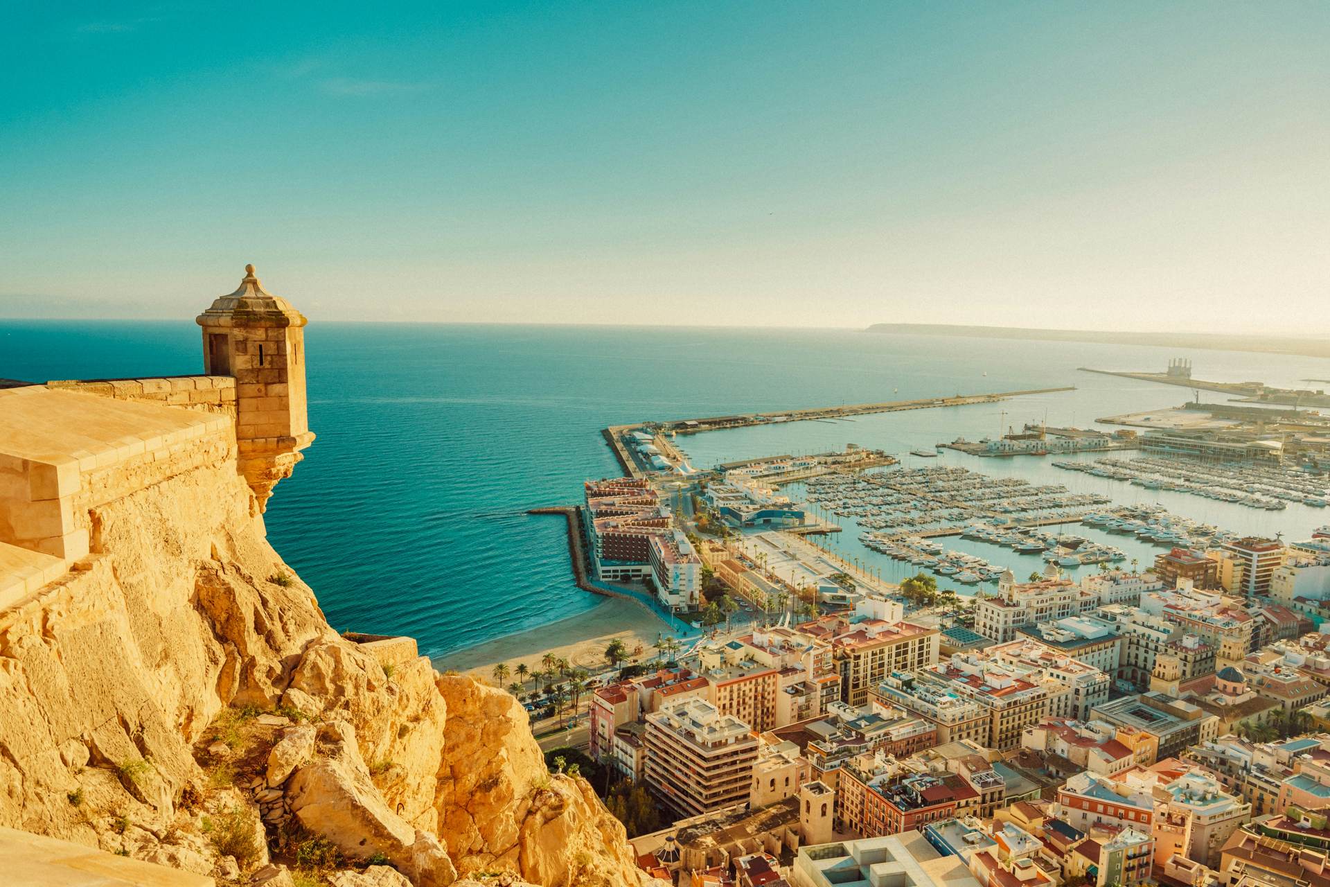 Vue d'Alicante et du château de Santa Bárbara