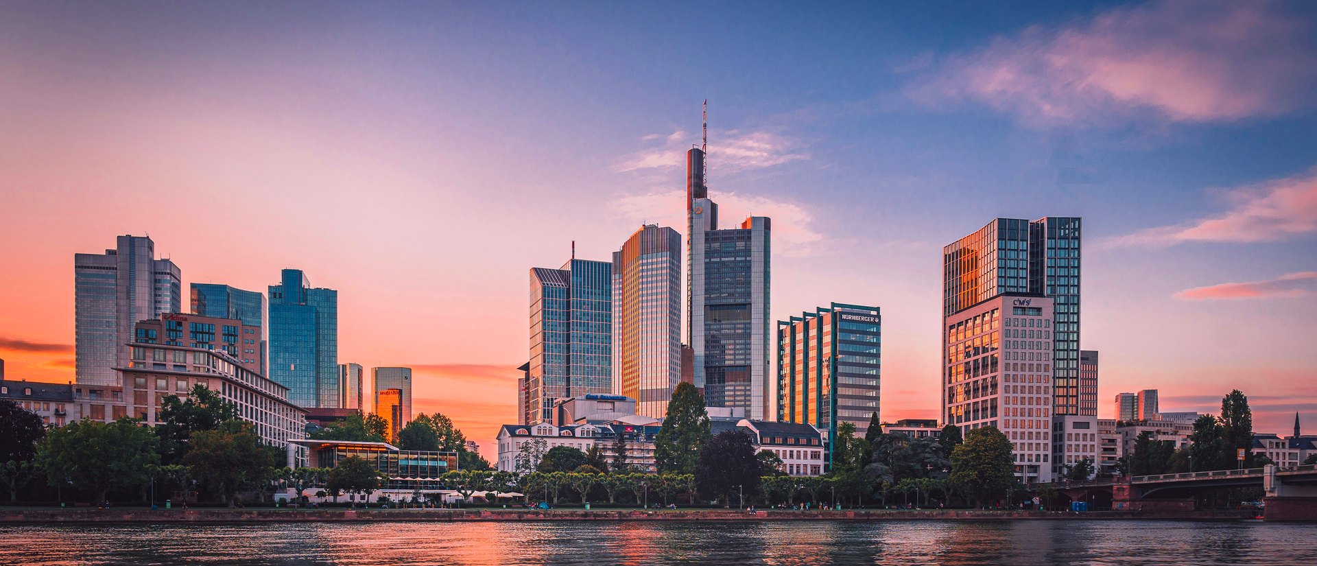 La skyline de Francfort au bord du Main au coucher du soleil