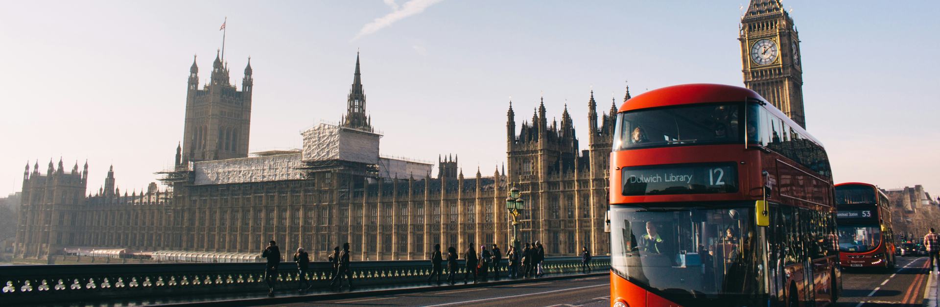 Le palais de Westminster, Big Ben et un bus rouge sur le pont de Westminster