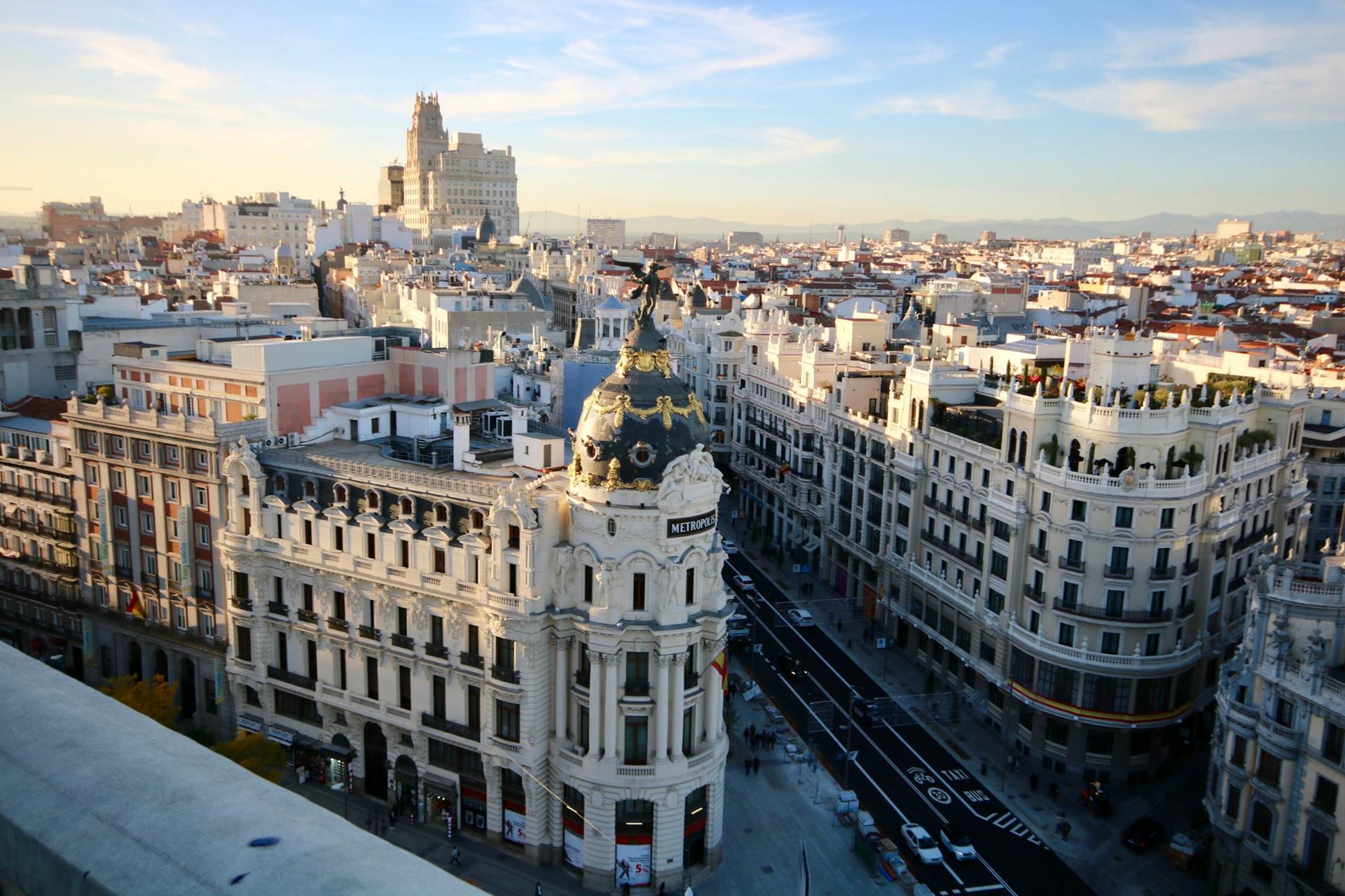 Vue sur la Gran Vía et l'édifice Metrópolis à Madrid
