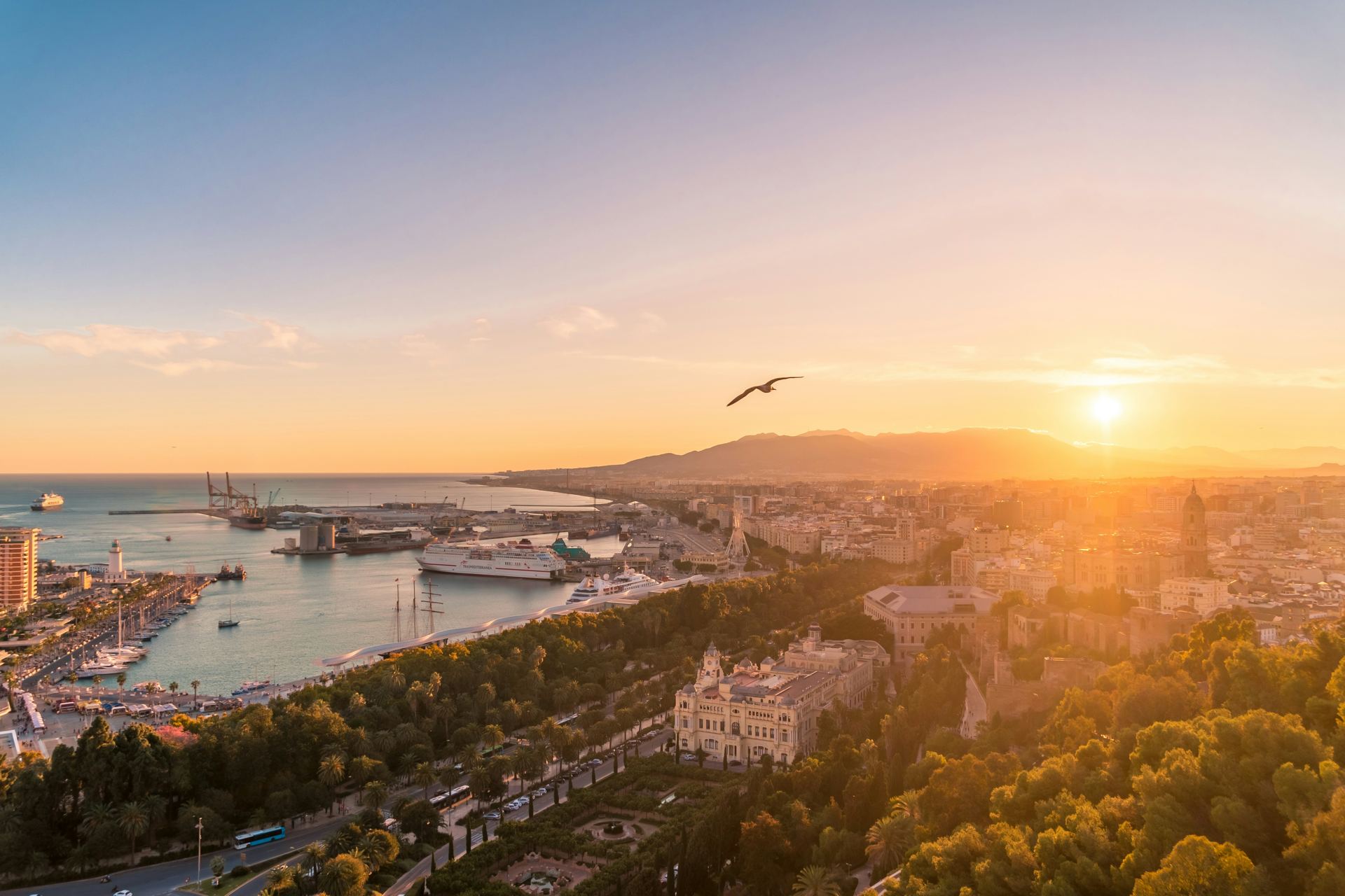 Vue de Málaga, du port et de la ville au coucher du soleil