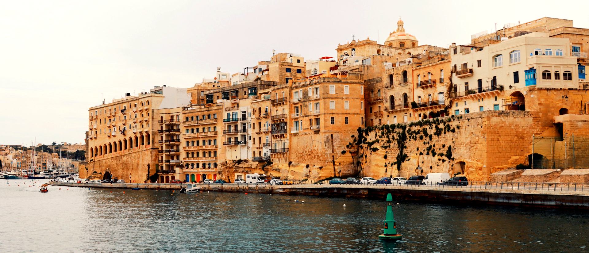 Le port de La Valette et ses façades de pierre dorée