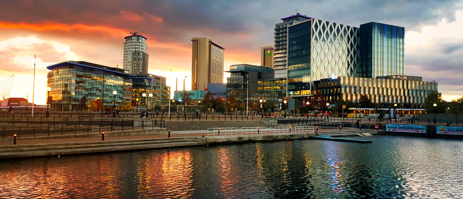 Les tours de MediaCityUK au bord des quais de Salford, à Manchester