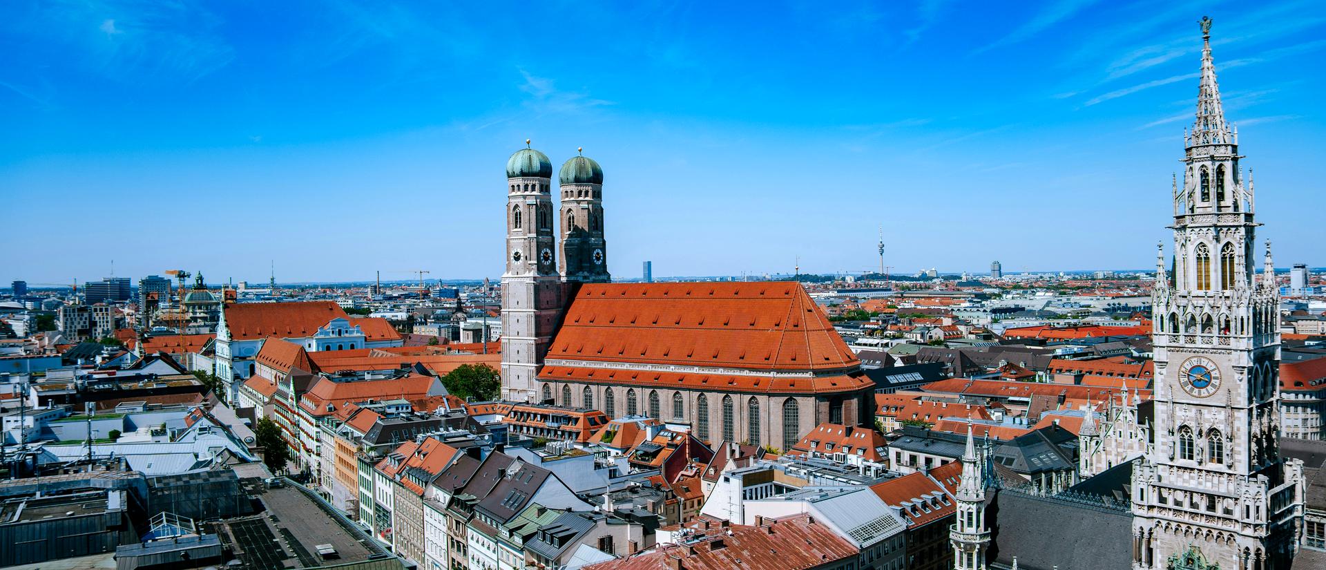 Les clochers de la Frauenkirche et les toits de la vieille ville de Munich