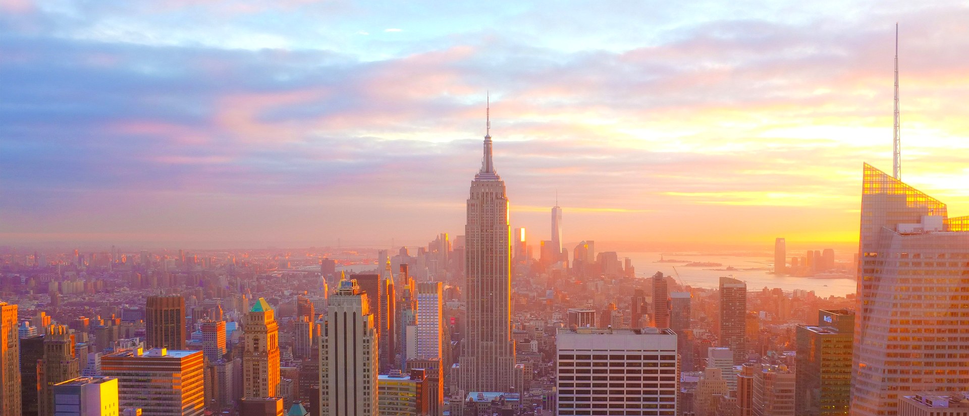 L'Empire State Building et la skyline de Manhattan au coucher du soleil